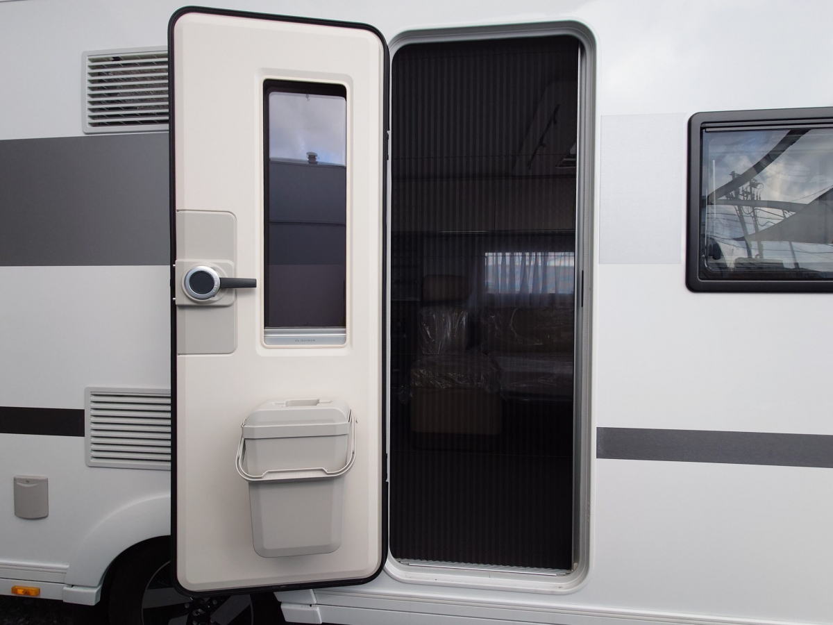ADRIA ALPINA 583 LP 北欧の極寒にも耐えうる究極の断熱性能と、ラグジュアリーホテルのような気品を兼ね備えた、まさに「動く邸宅」の画像