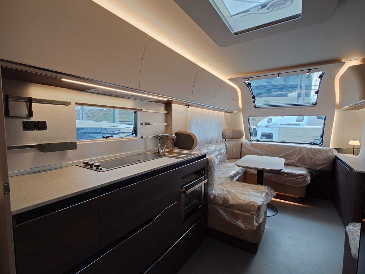 ADRIA ALPINA 583 LP 北欧の極寒にも耐えうる究極の断熱性能と、ラグジュアリーホテルのような気品を兼ね備えた、まさに「動く邸宅」の画像