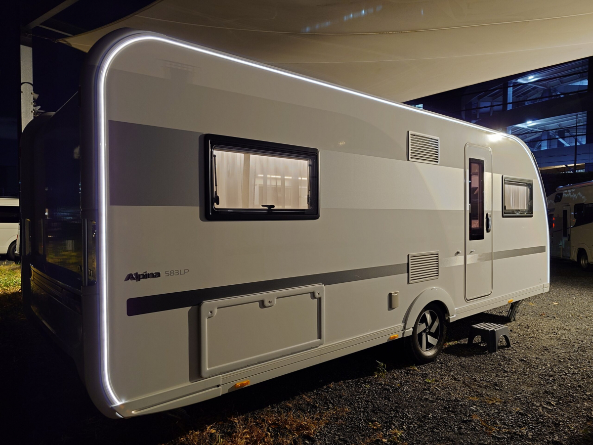 ADRIA ALPINA 583 LP 北欧の極寒にも耐えうる究極の断熱性能と、ラグジュアリーホテルのような気品を兼ね備えた、まさに「動く邸宅」の画像