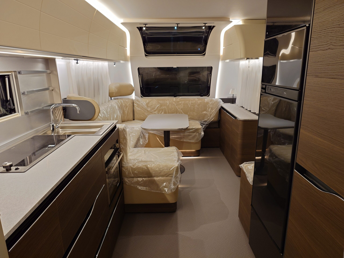 ADRIA ALPINA 583 LP 北欧の極寒にも耐えうる究極の断熱性能と、ラグジュアリーホテルのような気品を兼ね備えた、まさに「動く邸宅」の画像