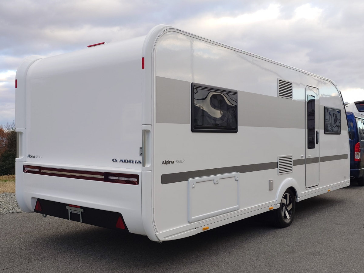ADRIA ALPINA 583 LP 北欧の極寒にも耐えうる究極の断熱性能と、ラグジュアリーホテルのような気品を兼ね備えた、まさに「動く邸宅」の画像