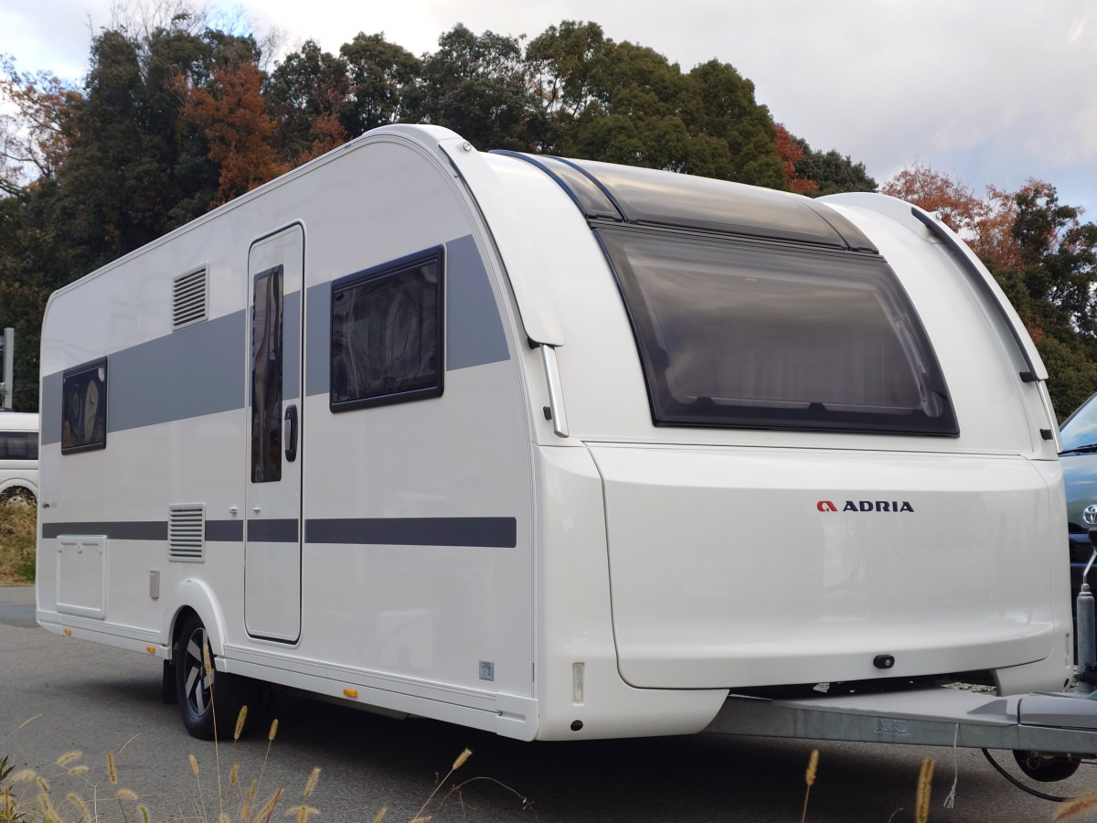 ADRIA ALPINA 583 LP 北欧の極寒にも耐えうる究極の断熱性能と、ラグジュアリーホテルのような気品を兼ね備えた、まさに「動く邸宅」の画像