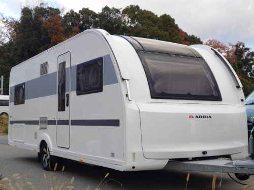 ADRIA ALPINA 583 LP 北欧の極寒にも耐えうる究極の断熱性能と、ラグジュアリーホテルのような気品を兼ね備えた、まさに「動く邸宅」