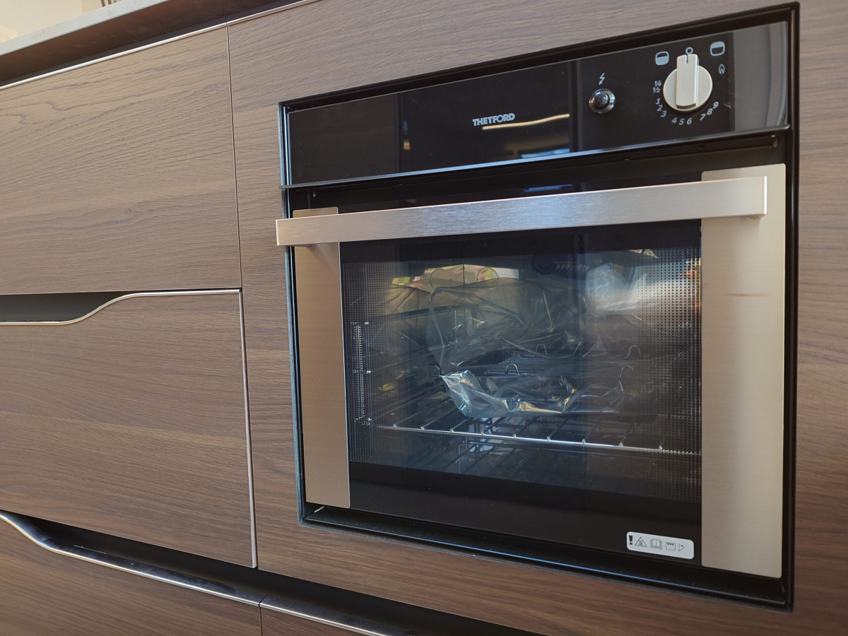 ADRIA ALPINA 583 LP 北欧の極寒にも耐えうる究極の断熱性能と、ラグジュアリーホテルのような気品を兼ね備えた、まさに「動く邸宅」の画像