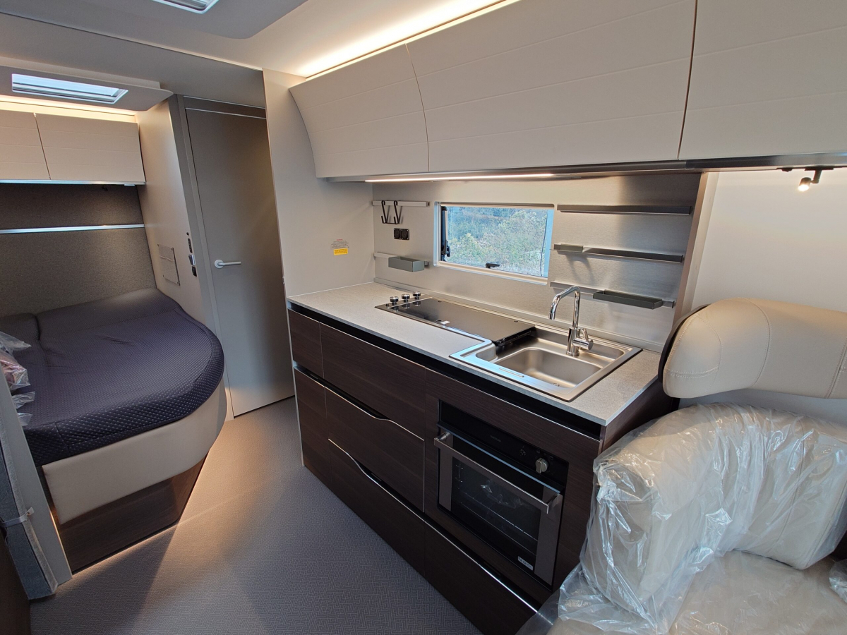 ADRIA ALPINA 583 LP 北欧の極寒にも耐えうる究極の断熱性能と、ラグジュアリーホテルのような気品を兼ね備えた、まさに「動く邸宅」の画像