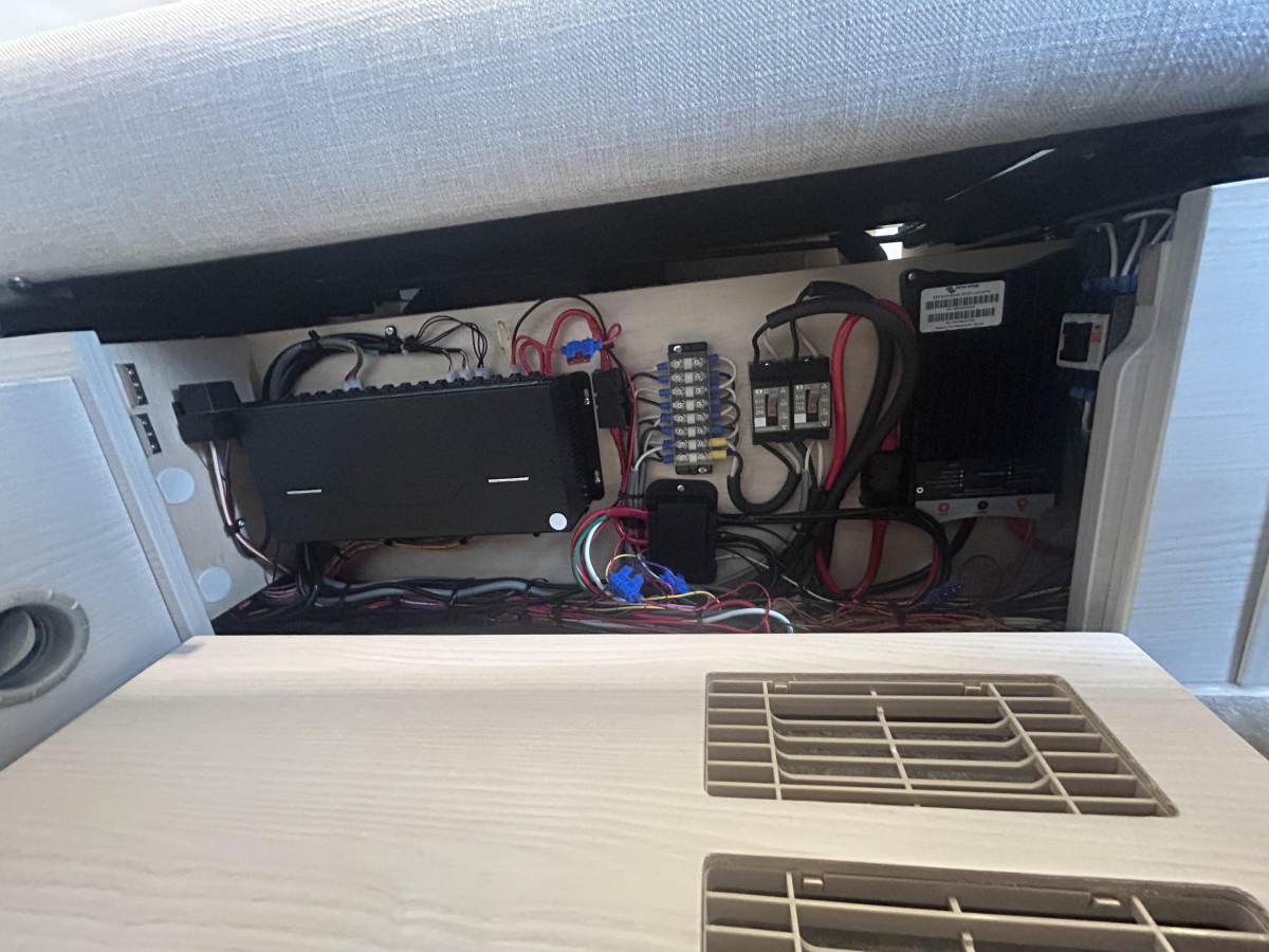 アネックス LIBERTY 52DB i_UltraPower4800 4WD　ディーゼルターボ　寒冷地仕様入庫!床暖房システム搭載、国内最高峰の断熱性能と居住性を備えたプレミアムキャブコン!の画像