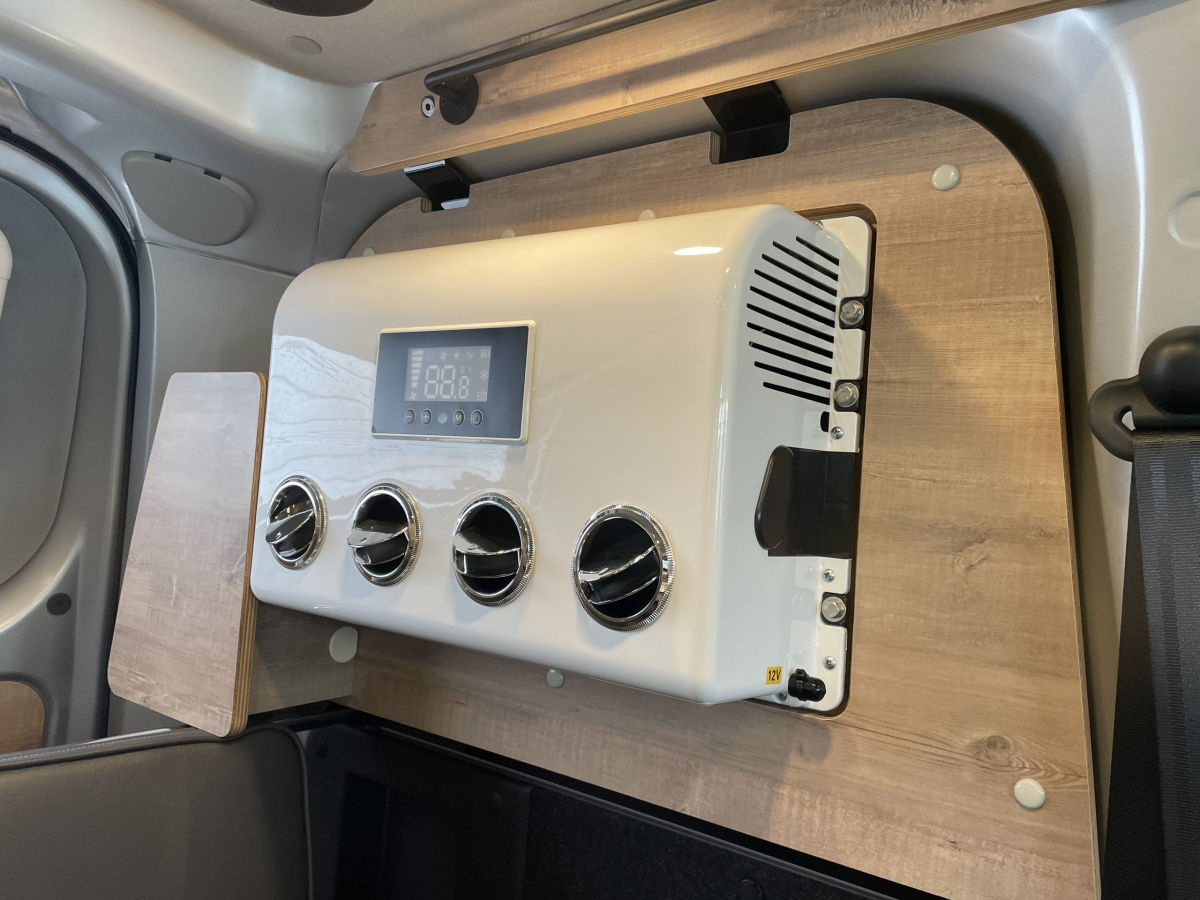  ウトネ200　(4491) 日本の道をキビキビ走るスモールキャンパーの画像