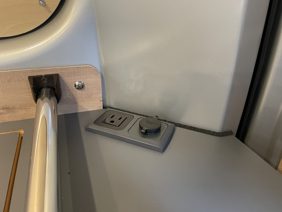  ウトネ200　(4491) 日本の道をキビキビ走るスモールキャンパーの画像