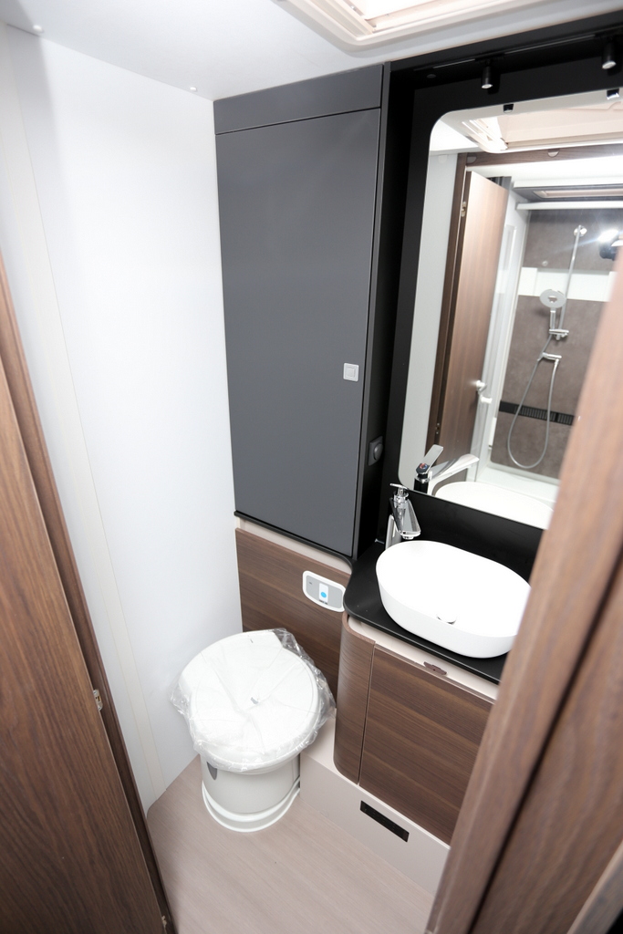ADRIA MATRIX SUPREME 670 SL Live your best lifeの画像