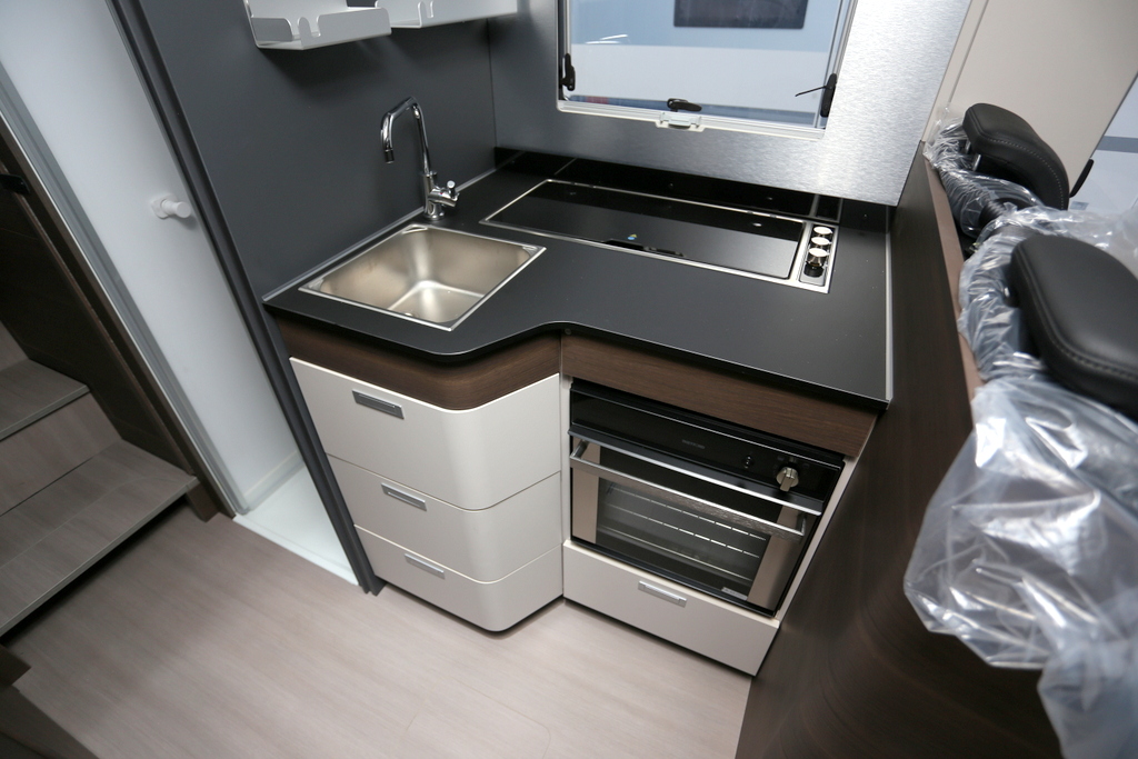 ADRIA MATRIX SUPREME 670 SL Live your best lifeの画像