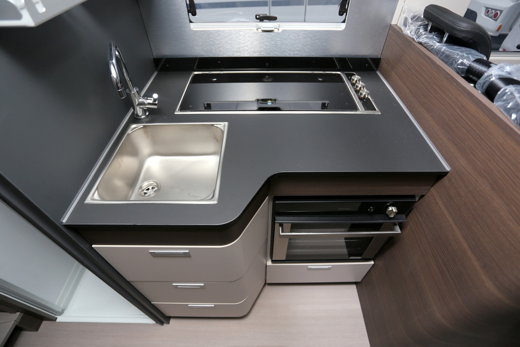 ADRIA MATRIX SUPREME 670 SL Live your best lifeの画像