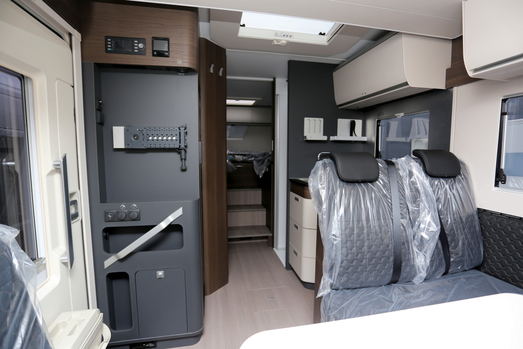 ADRIA MATRIX SUPREME 670 SL Live your best lifeの画像