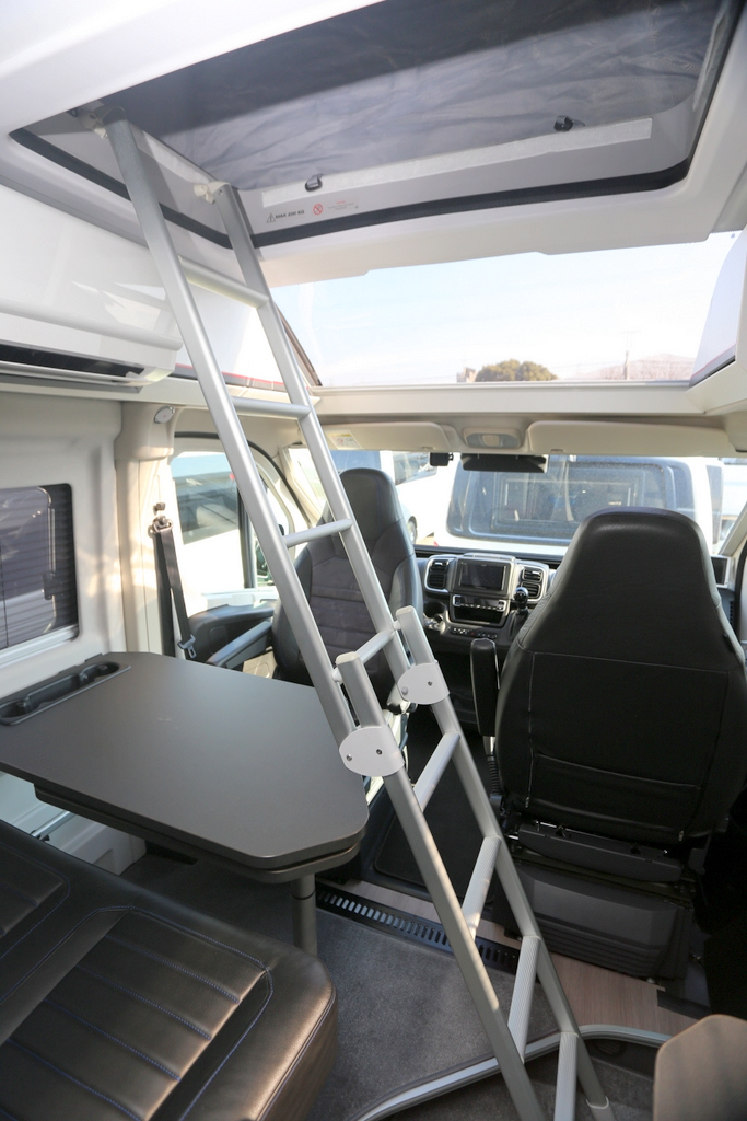  TWIN SPORTS 640 SGX Iconic new campervans.の画像