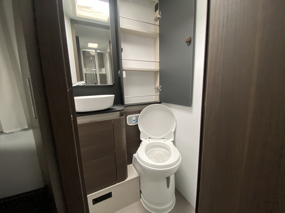 ADRIA MATRIX SUPREME 670 DC 世界のどこにいても、そこは五つ星の特等席。の画像