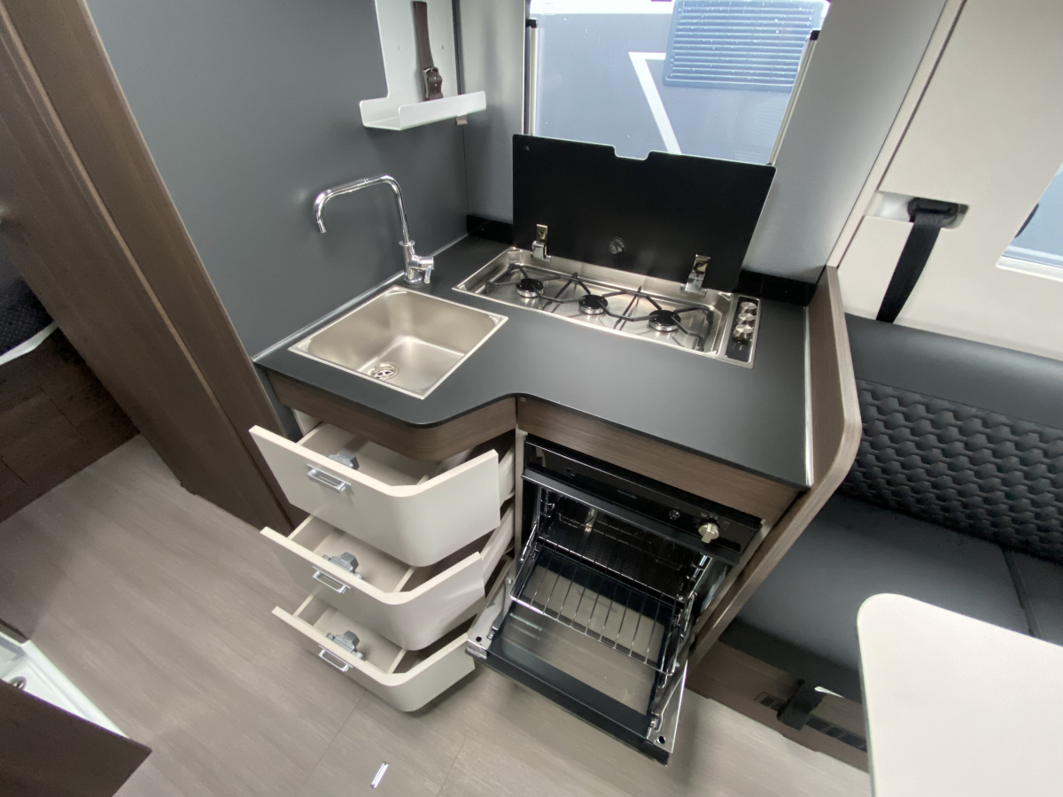 ADRIA MATRIX SUPREME 670 DC 世界のどこにいても、そこは五つ星の特等席。の画像
