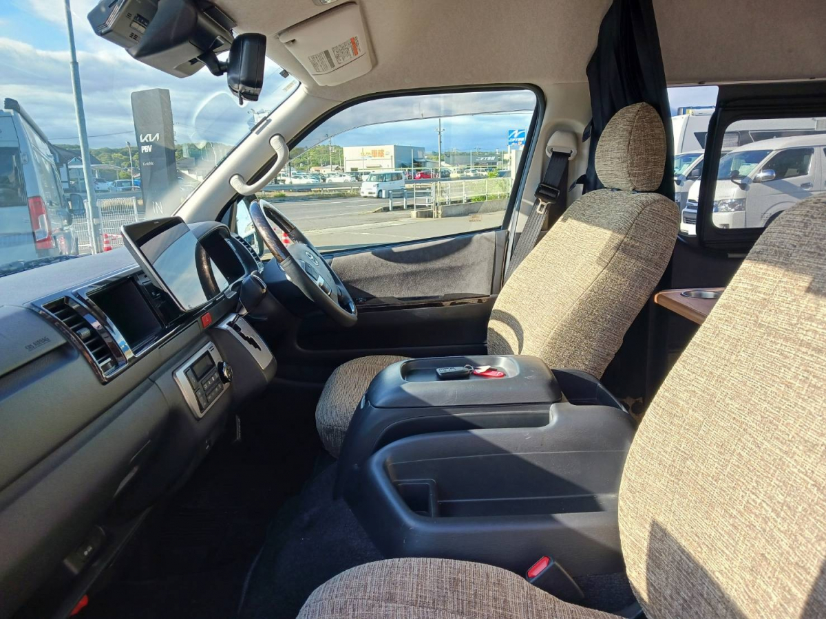 グランドキャビン　キャンパー まだまだこれからが本番。低走行&多機能なハイエースで、新しい旅の形を。の画像
