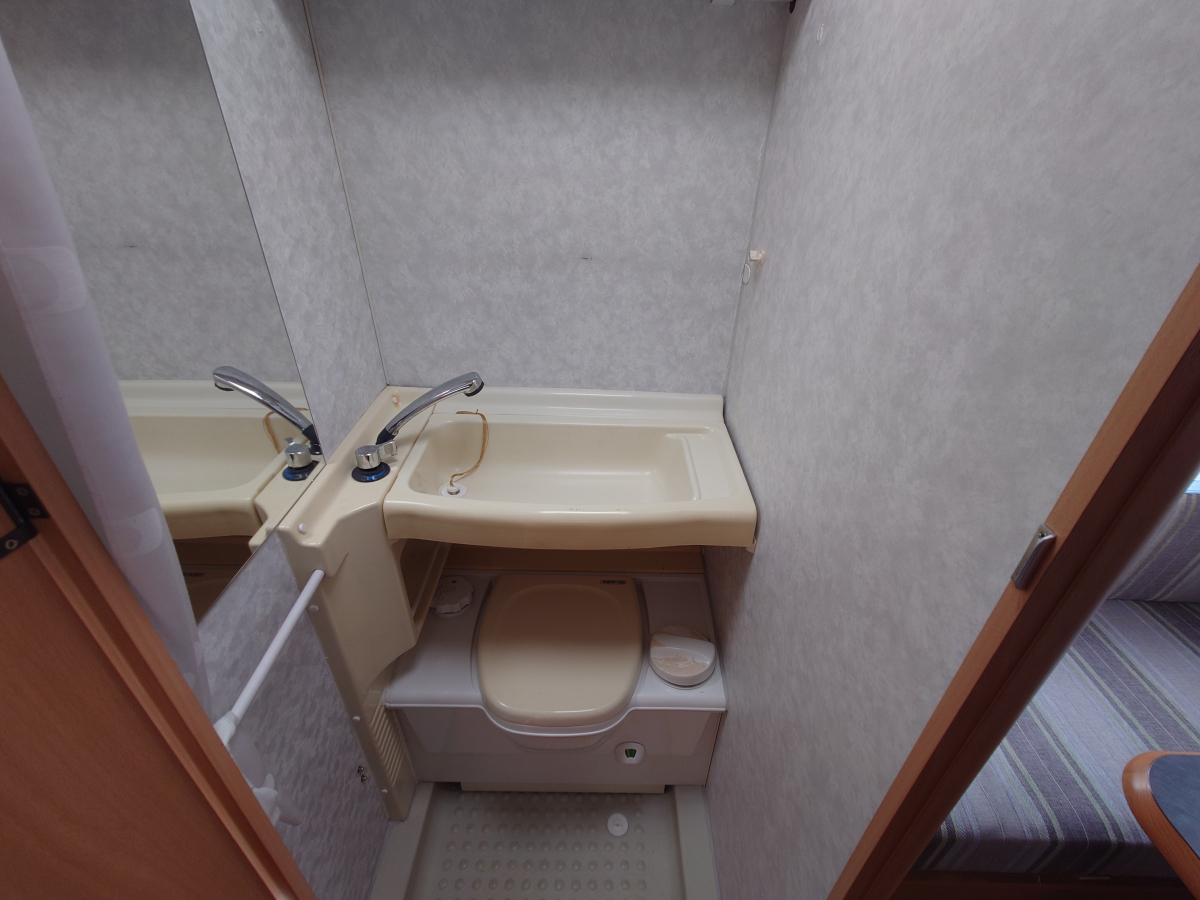 ADRIA ALTEA 390 DS 使い方自由自在!家族でも夫婦2人でも使い勝手が良いトレーラー!※牽引免許不要の画像