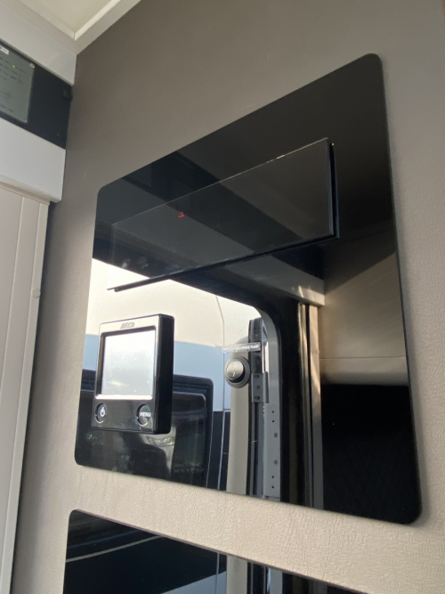 ADRIA CORAL 670 DL 妥協なき居住空間。電子レンジもTVも完備した、動くプライベートスイート。の他画像6枚目