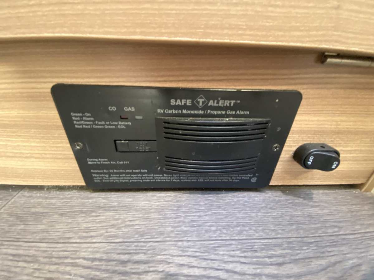 ADRIA CORAL 670 DL 妥協なき居住空間。電子レンジもTVも完備した、動くプライベートスイート。の画像