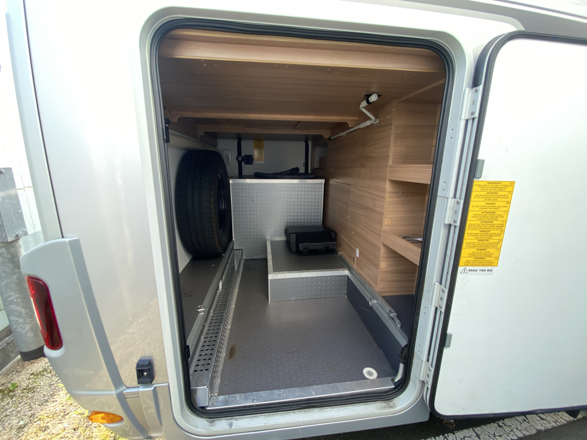 ADRIA CORAL 670 DL 妥協なき居住空間。電子レンジもTVも完備した、動くプライベートスイート。の画像