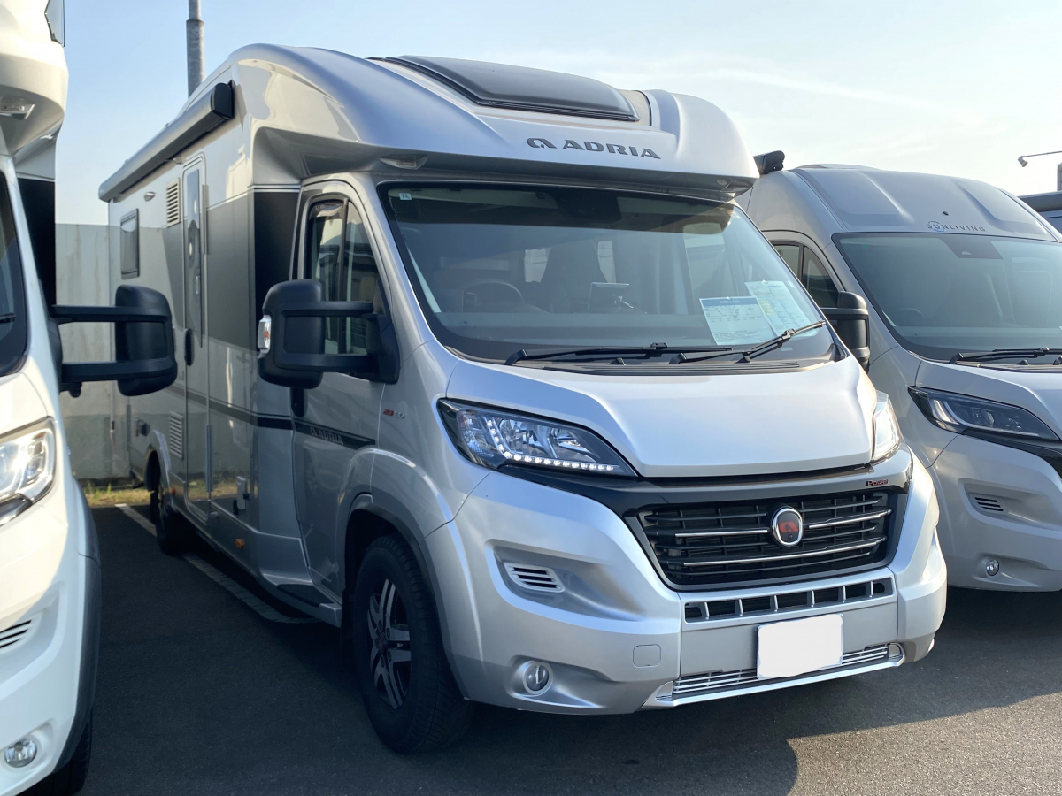 ADRIA CORAL 670 DL 妥協なき居住空間。電子レンジもTVも完備した、動くプライベートスイート。の画像