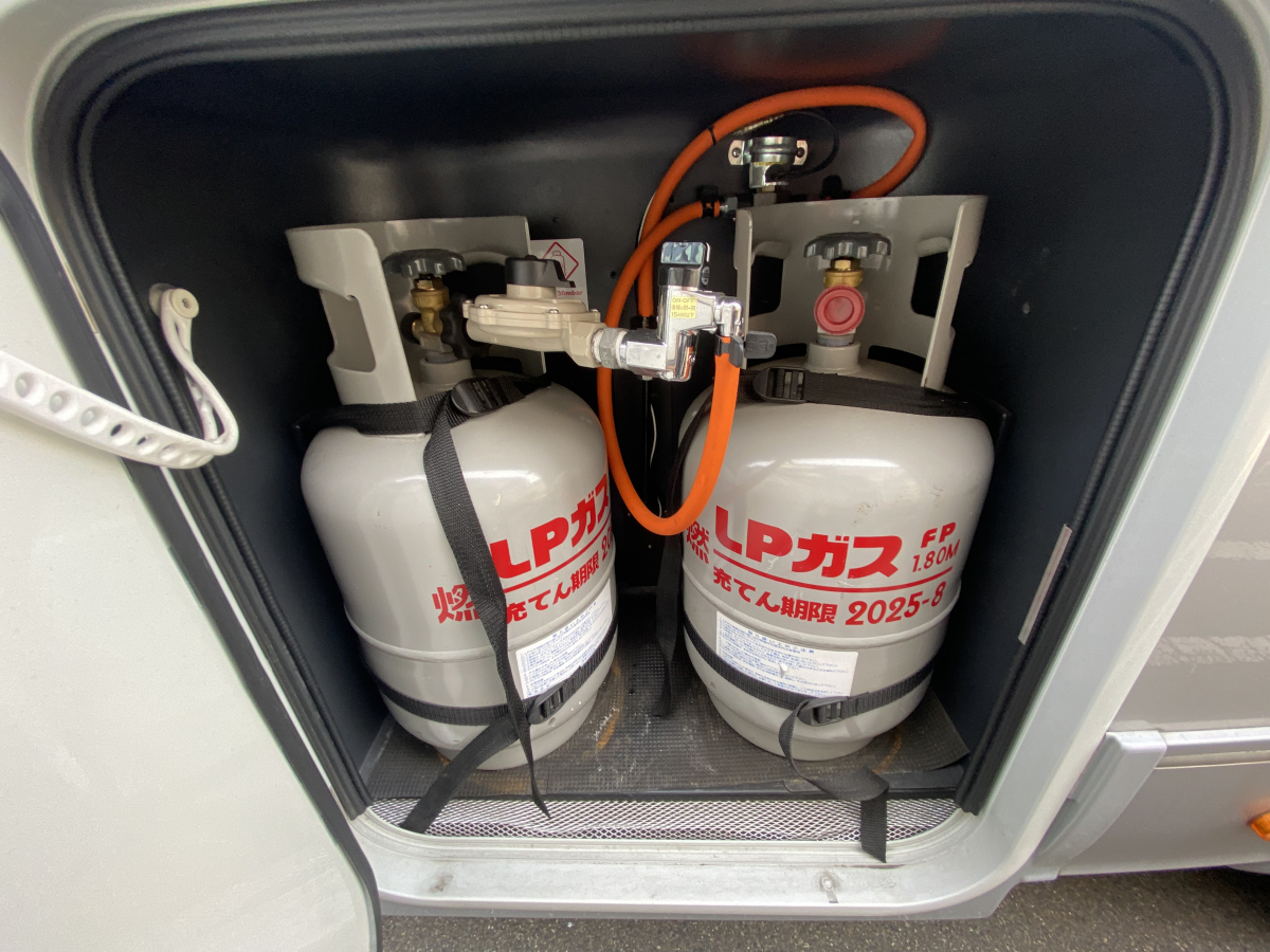 ADRIA CORAL 670 DL 妥協なき居住空間。電子レンジもTVも完備した、動くプライベートスイート。の画像