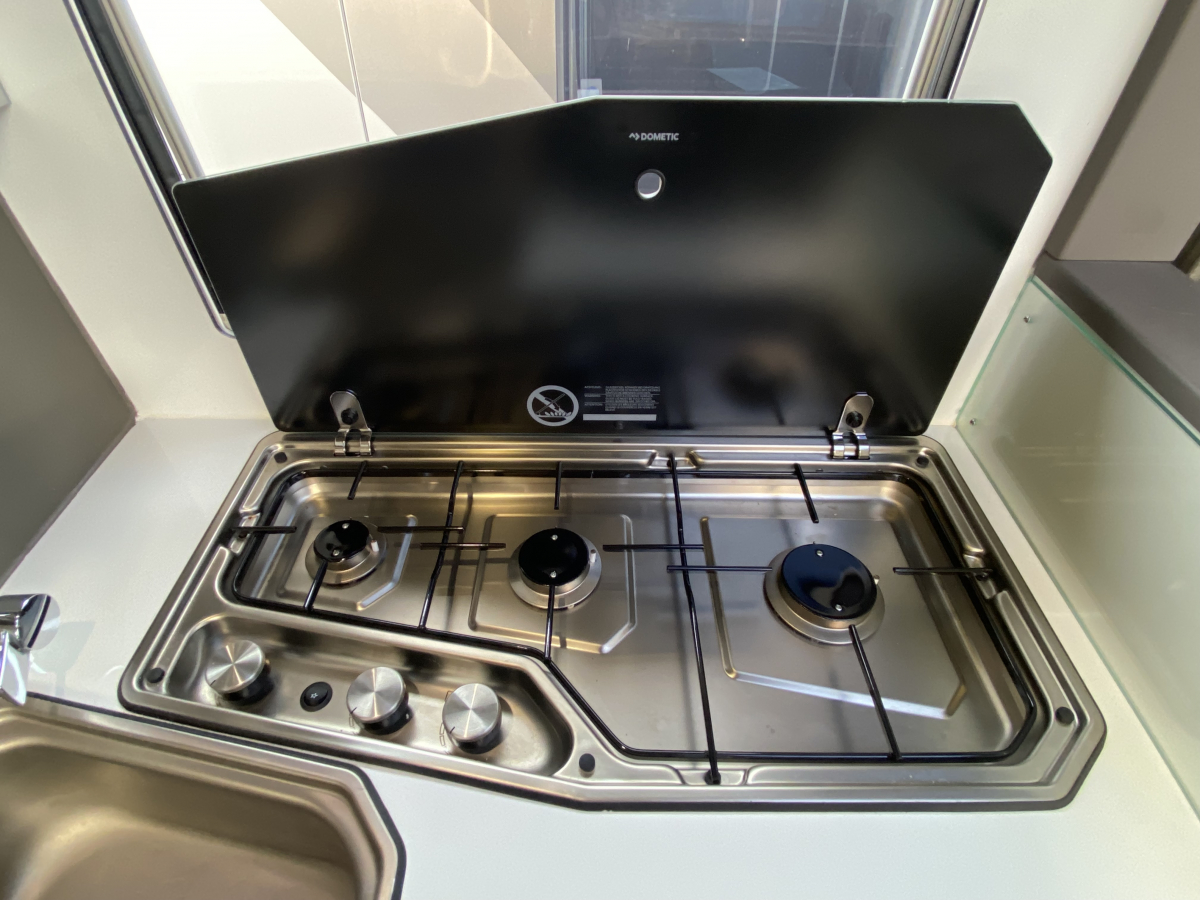 ADRIA CORAL 670 DL 妥協なき居住空間。電子レンジもTVも完備した、動くプライベートスイート。の画像