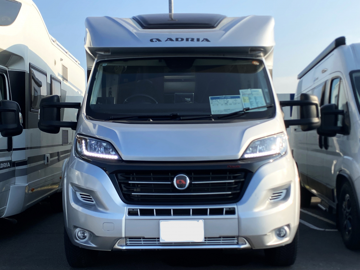 ADRIA CORAL 670 DL 妥協なき居住空間。電子レンジもTVも完備した、動くプライベートスイート。の画像