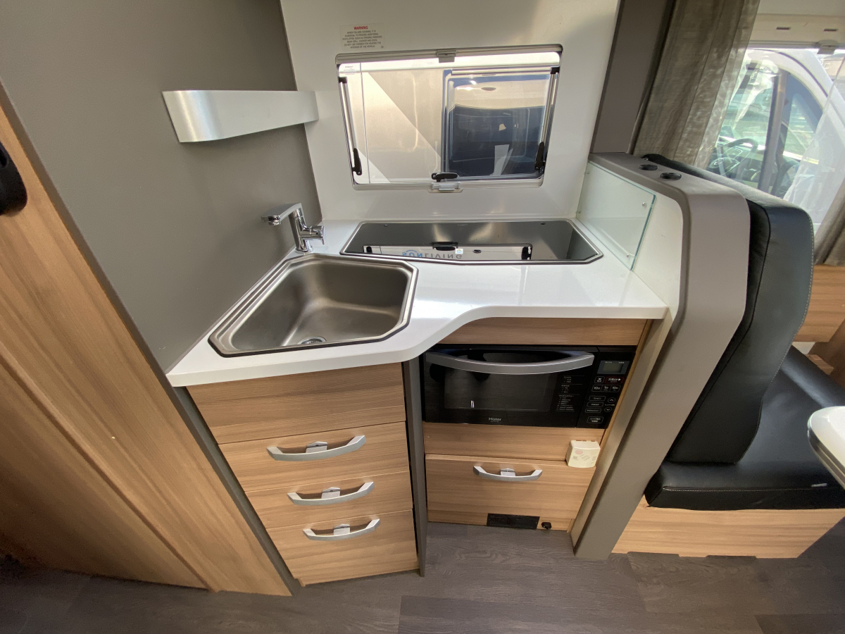 ADRIA CORAL 670 DL 妥協なき居住空間。電子レンジもTVも完備した、動くプライベートスイート。の画像