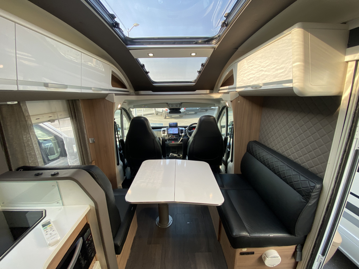 ADRIA CORAL 670 DL 妥協なき居住空間。電子レンジもTVも完備した、動くプライベートスイート。の画像