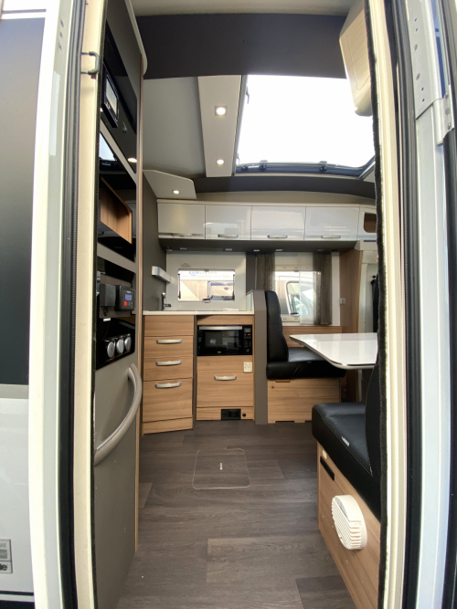 ADRIA CORAL 670 DL 妥協なき居住空間。電子レンジもTVも完備した、動くプライベートスイート。の他画像4枚目