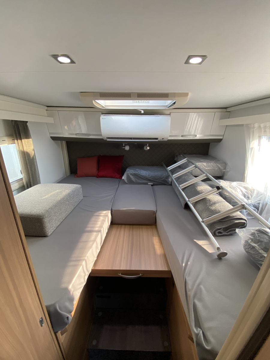 ADRIA CORAL 670 DL 妥協なき居住空間。電子レンジもTVも完備した、動くプライベートスイート。の画像