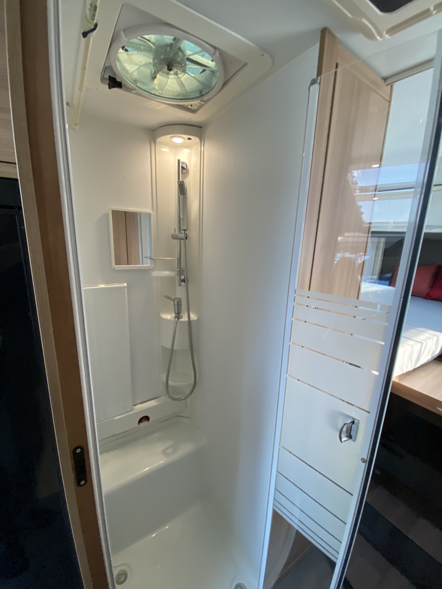 ADRIA CORAL 670 DL 妥協なき居住空間。電子レンジもTVも完備した、動くプライベートスイート。の画像