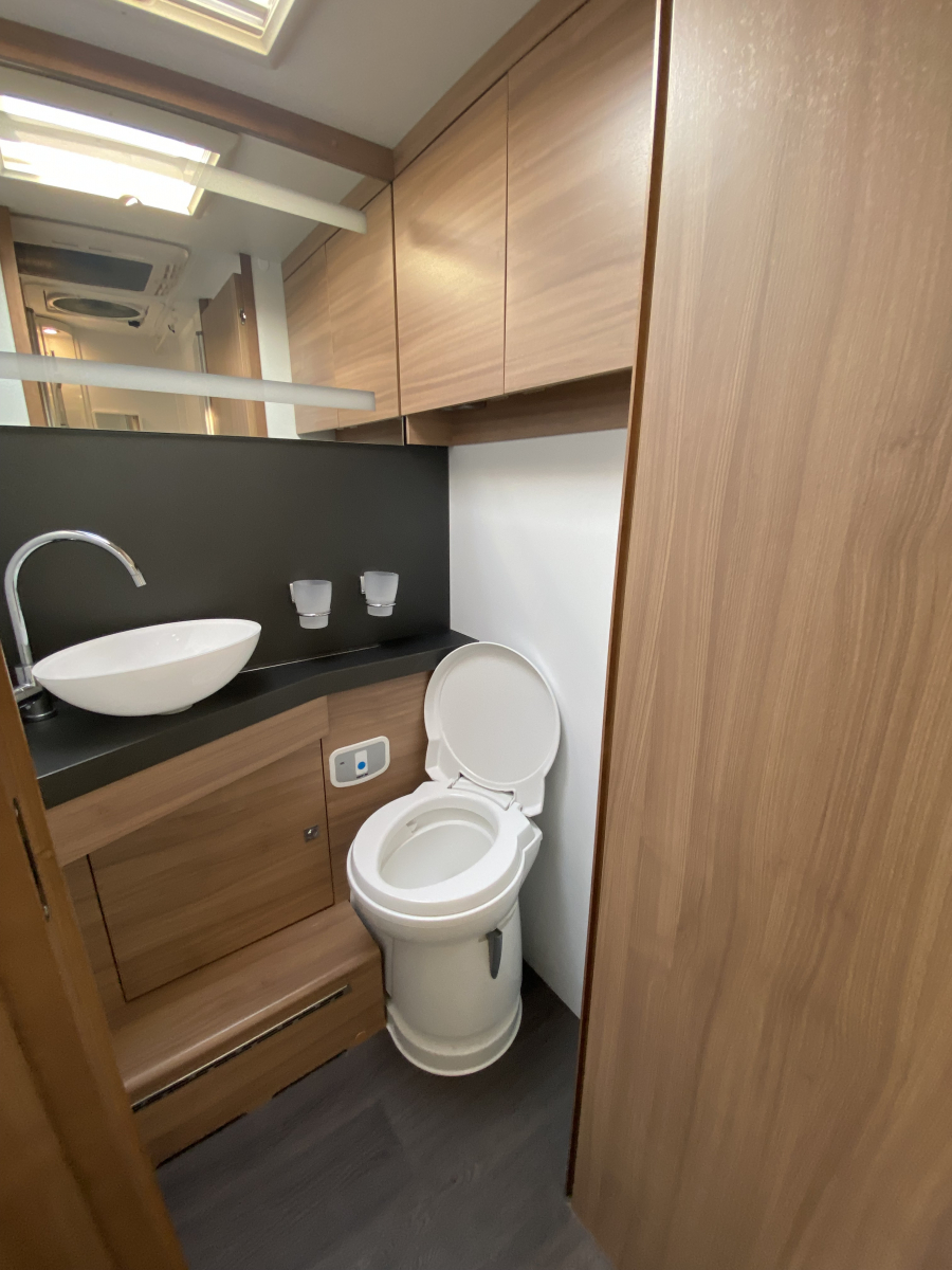 ADRIA CORAL 670 DL 妥協なき居住空間。電子レンジもTVも完備した、動くプライベートスイート。の画像