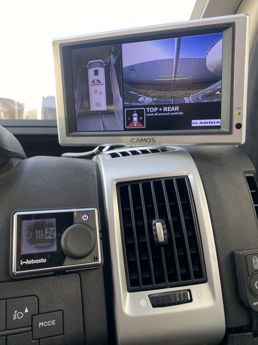 ADRIA CORAL 670 DL 妥協なき居住空間。電子レンジもTVも完備した、動くプライベートスイート。の画像