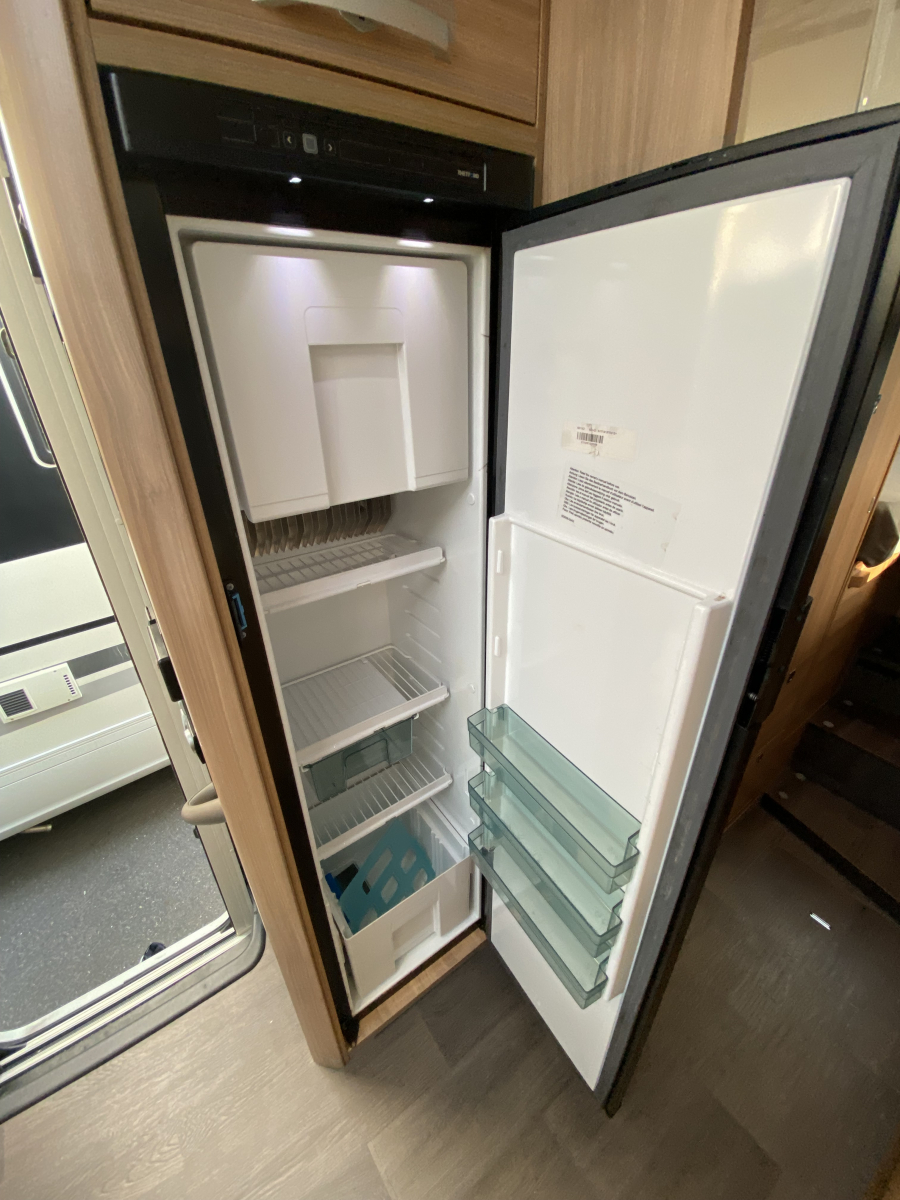 ADRIA CORAL 670 DL 妥協なき居住空間。電子レンジもTVも完備した、動くプライベートスイート。の画像