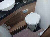 ADRIA CORAL 670 DL 妥協なき居住空間。電子レンジもTVも完備した、動くプライベートスイート。の画像