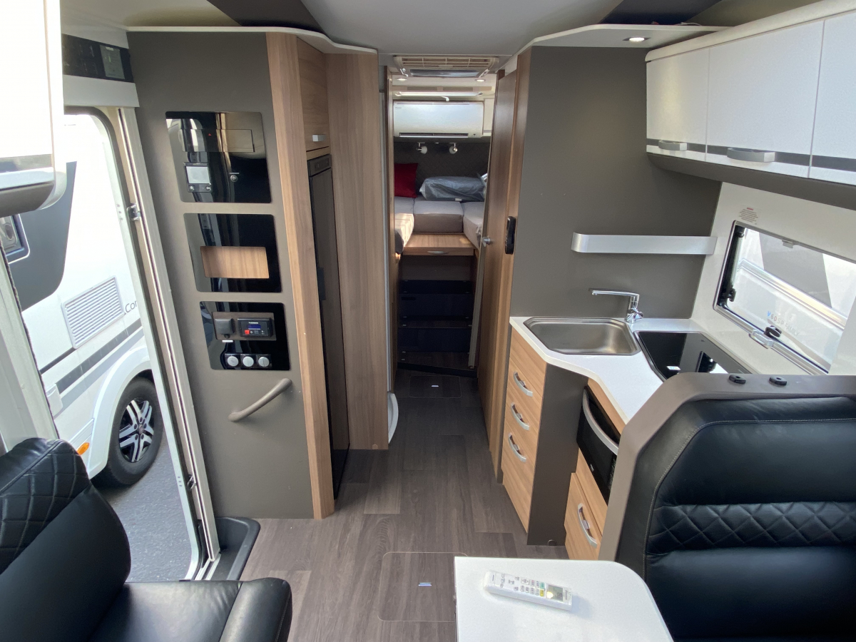 ADRIA CORAL 670 DL 妥協なき居住空間。電子レンジもTVも完備した、動くプライベートスイート。の画像