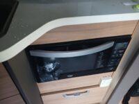 ADRIA CORAL 670 DL 妥協なき居住空間。電子レンジもTVも完備した、動くプライベートスイート。の画像