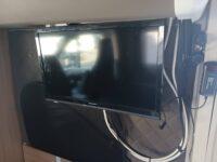 ADRIA CORAL 670 DL 妥協なき居住空間。電子レンジもTVも完備した、動くプライベートスイート。の画像