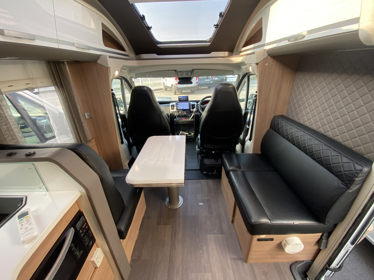 ADRIA CORAL 670 DL 妥協なき居住空間。電子レンジもTVも完備した、動くプライベートスイート。の画像