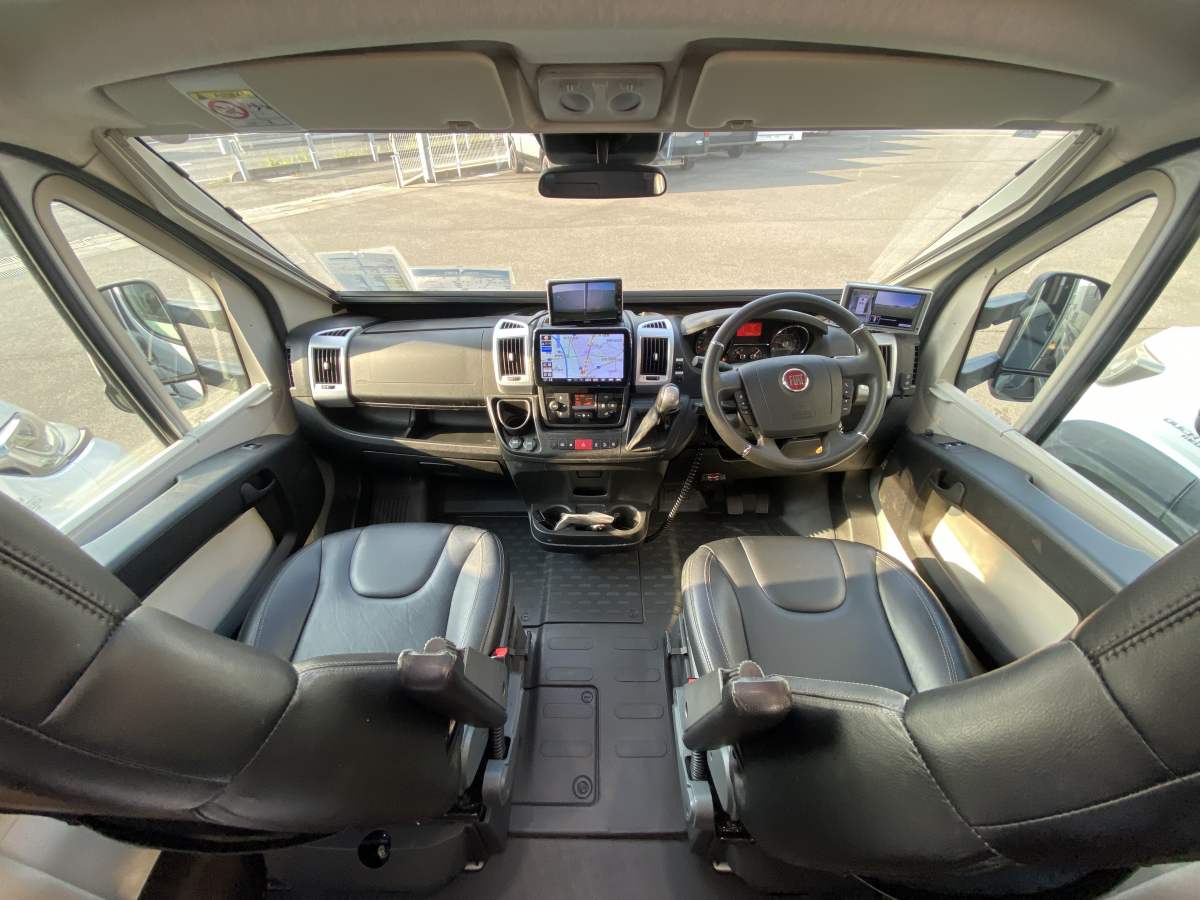 ADRIA CORAL 670 DL 妥協なき居住空間。電子レンジもTVも完備した、動くプライベートスイート。の画像
