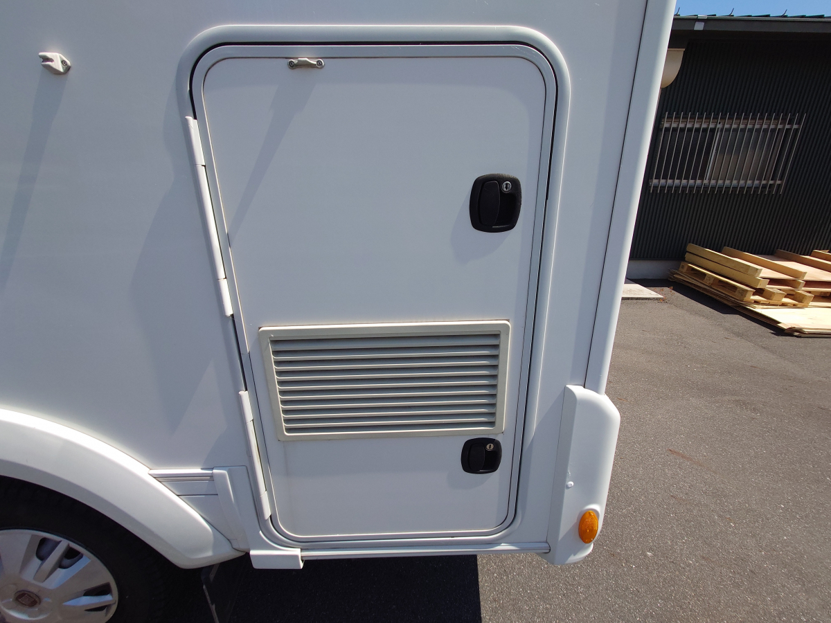 ADRIA SUN LIVING A Series A 60 SP 家族で使うのに最適!?乗車人数も就寝人数も取れるFIATベースのキャブコン!の画像