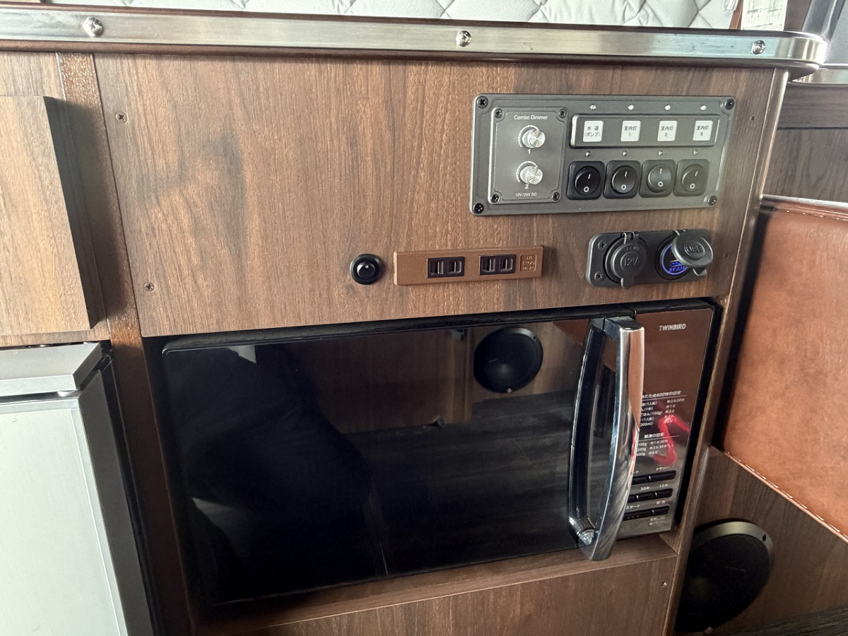オーロラエクスクルーシブ ハイエース標準ボディを使用し、ポップアップルーフを架装の画像