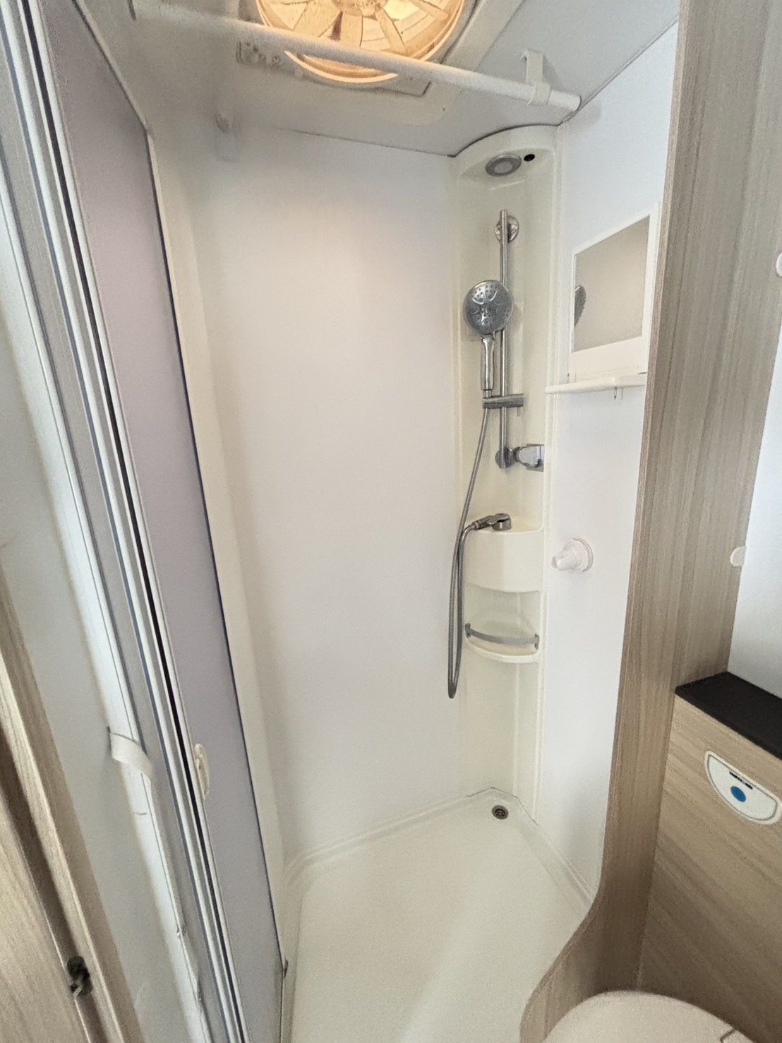 ADRIA SUN LIVING A Series A 70DK 大家族やグループでの旅行に最適の画像