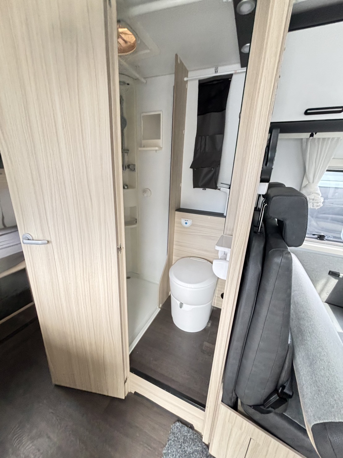ADRIA SUN LIVING A Series A 70DK 大家族やグループでの旅行に最適の画像