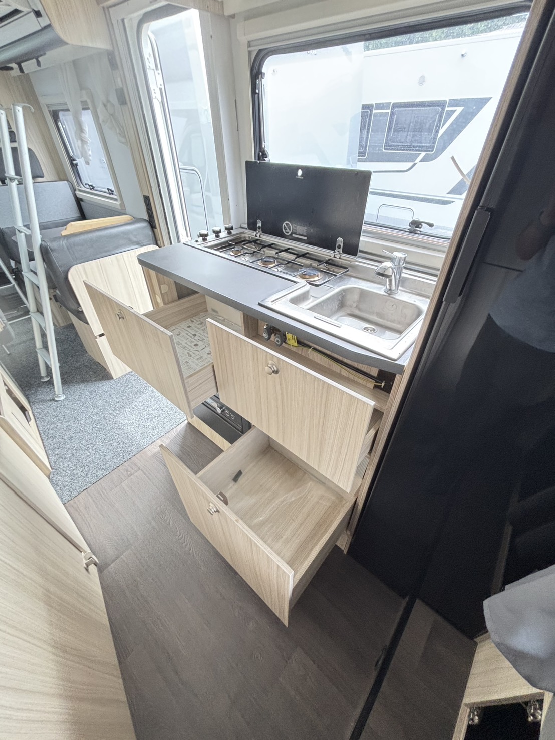ADRIA SUN LIVING A Series A 70DK 大家族やグループでの旅行に最適の画像