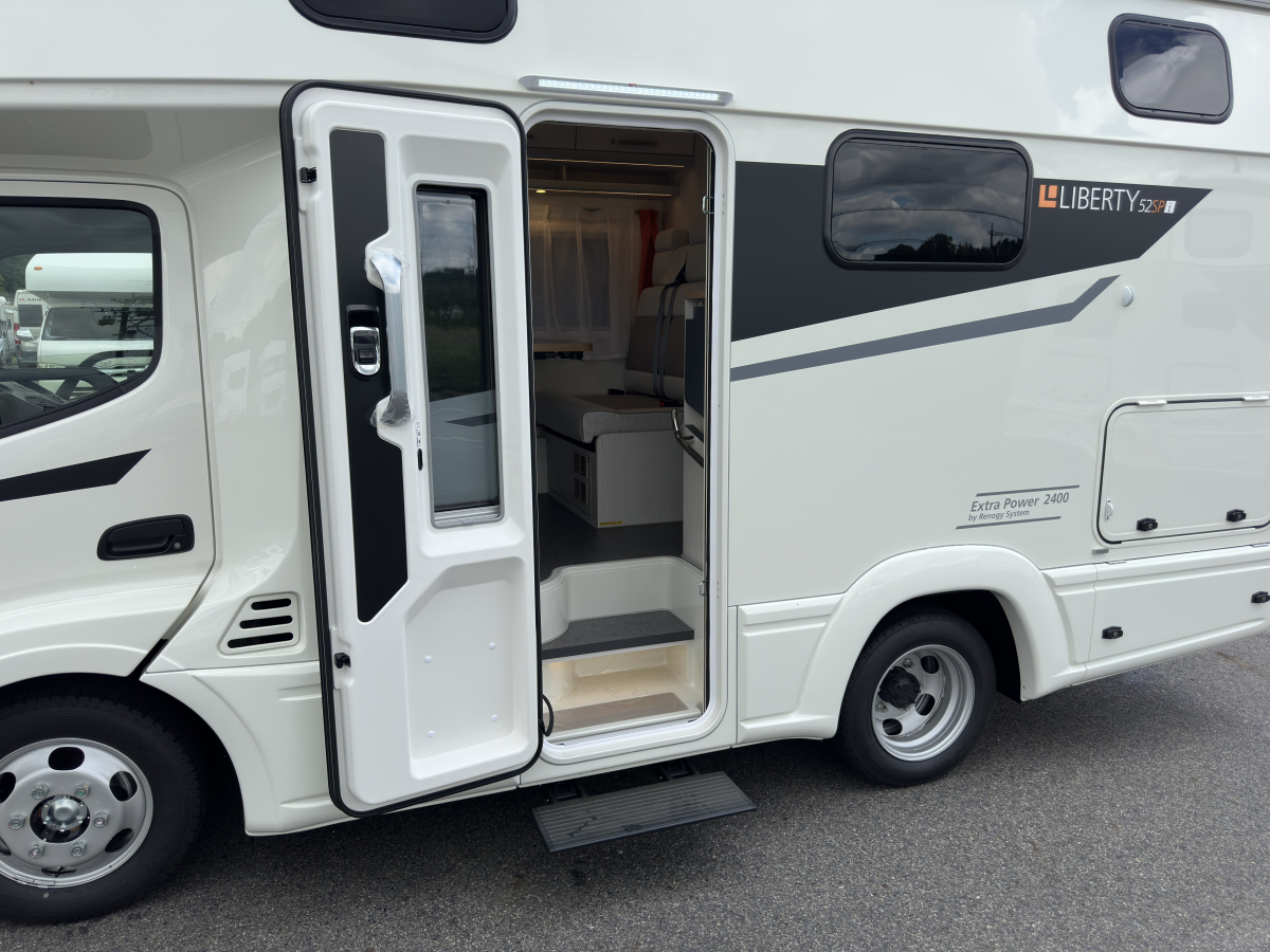 アネックス LIBERTY 52SP i_ExtraPower2400 ベッドルームを重視している方お勧めのレイアウト車両!!の画像