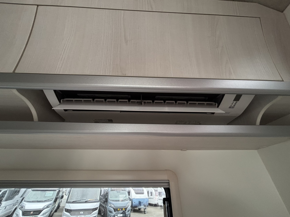 アネックス LIBERTY 52SP i_UltraPower4800 広いベットが快適です。家庭用エアコンも完備。バッテリー容量も十分。の画像