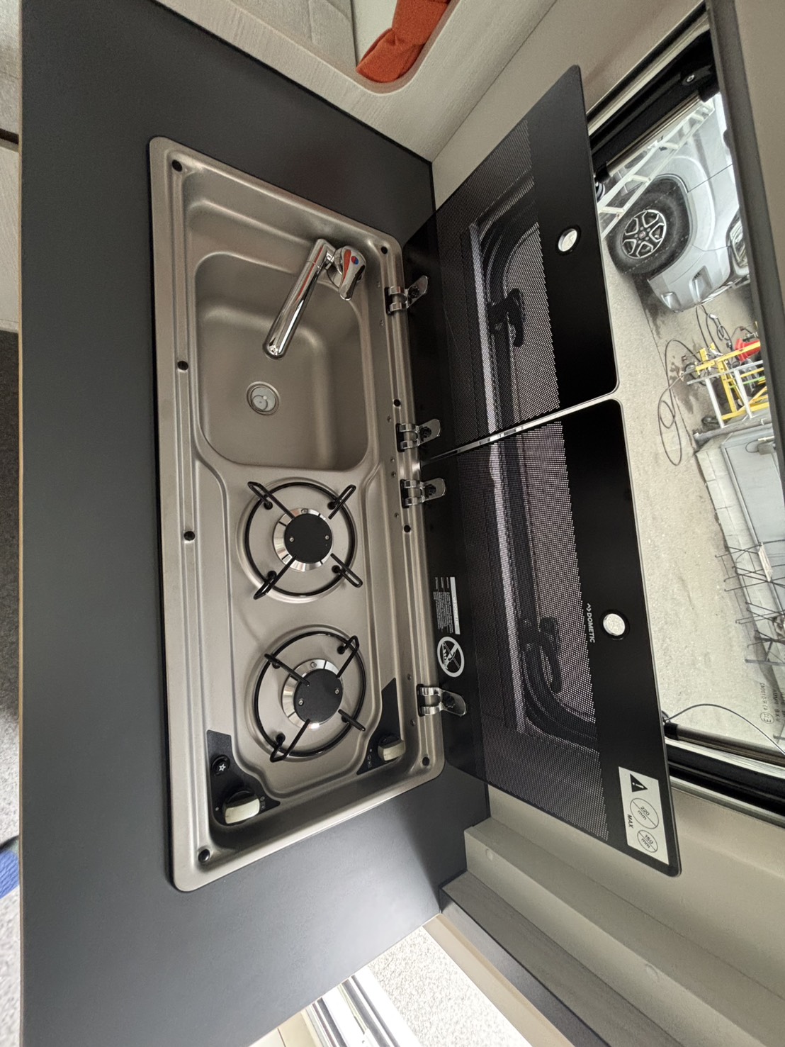 アネックス LIBERTY 52SP i_UltraPower4800 広いベットが快適です。家庭用エアコンも完備。バッテリー容量も十分。の画像
